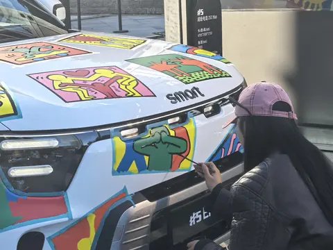 smart #3 Keith Haring聯(lián)名版廣州亮相,限量千臺明年1月發(fā)售